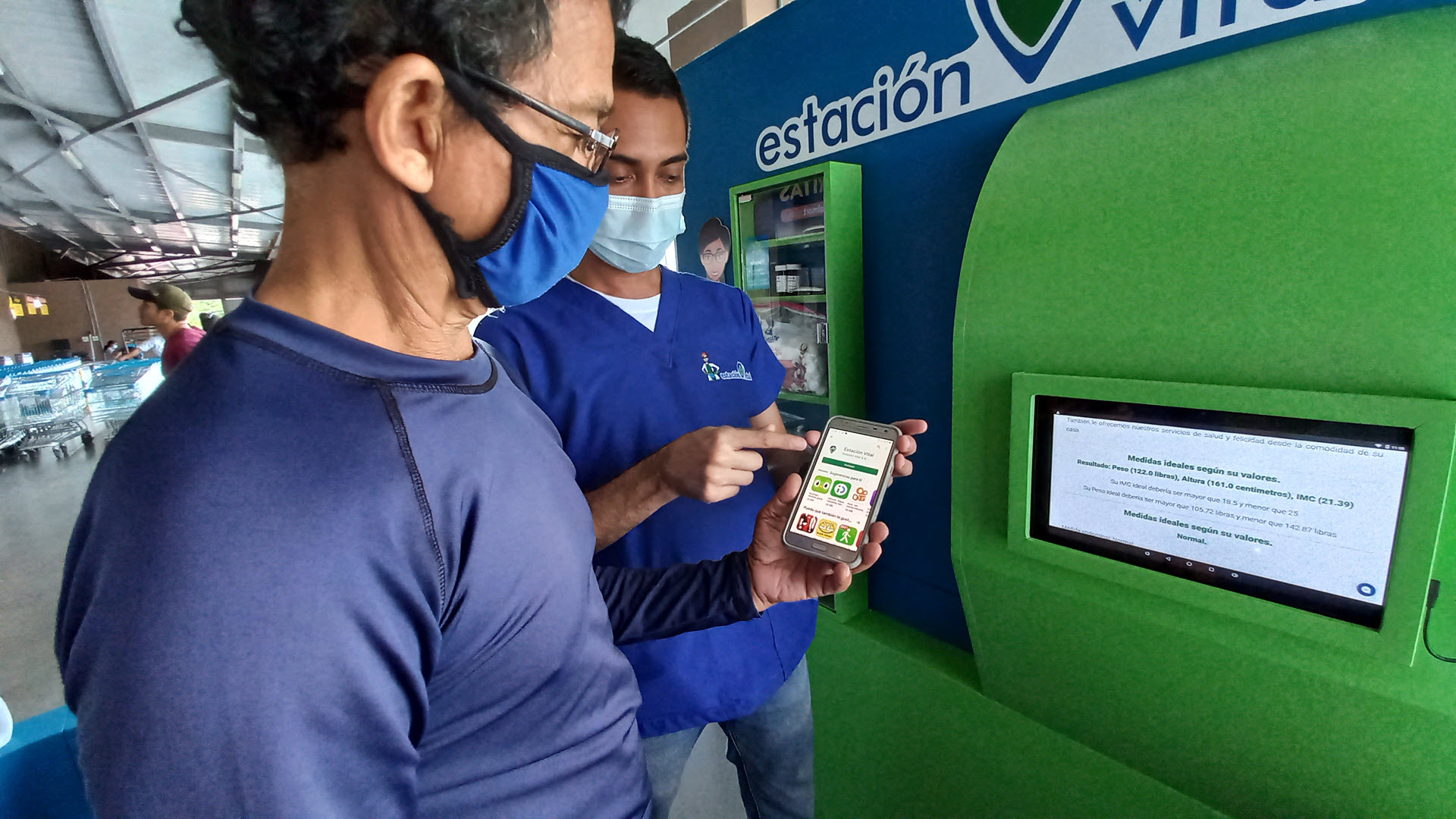 Customer sees received patient data through health kiosks of Estaci&oacute;n Vital